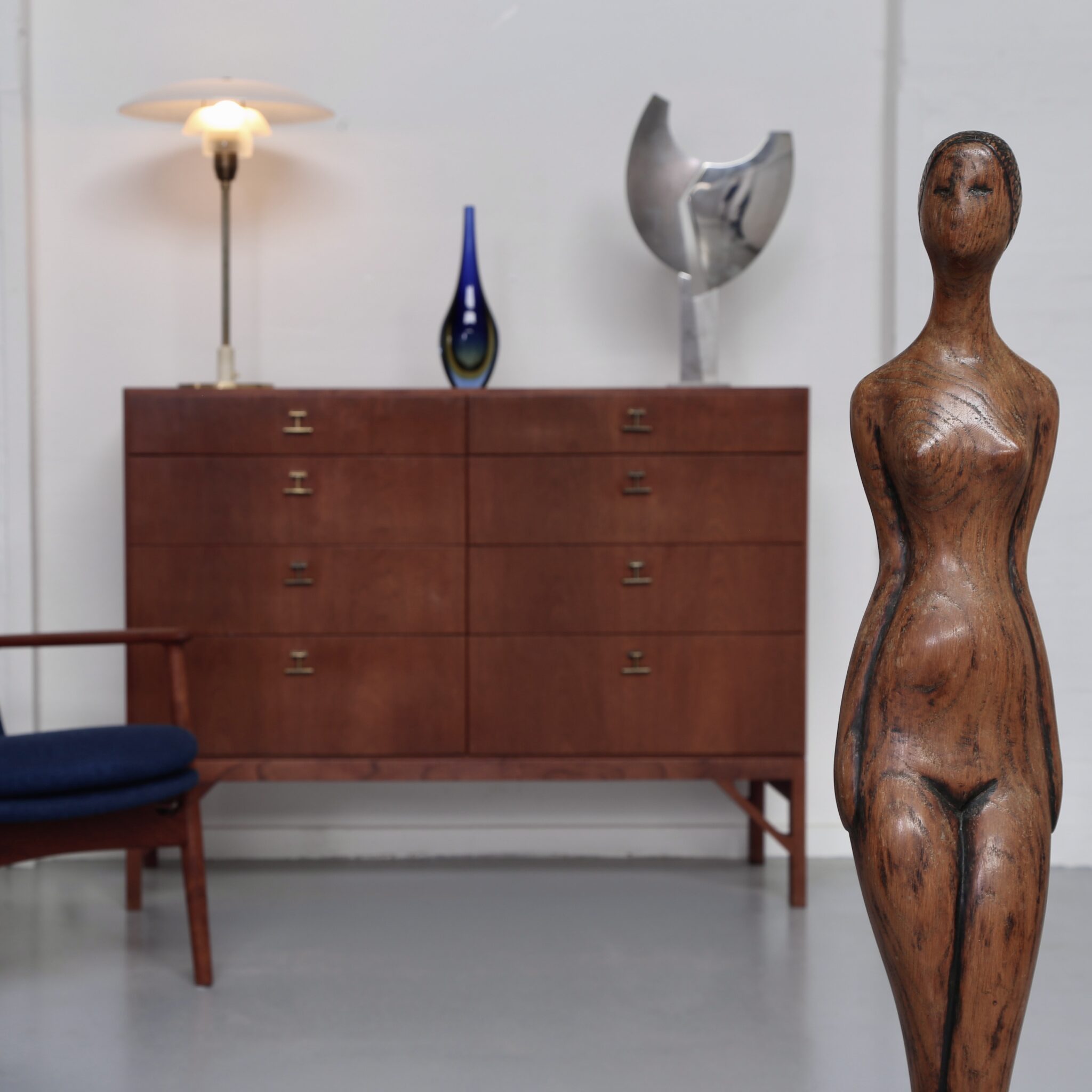 Træskulptur og PH-lampe ved rosewood sideboard hos Bidstrup Auktioner